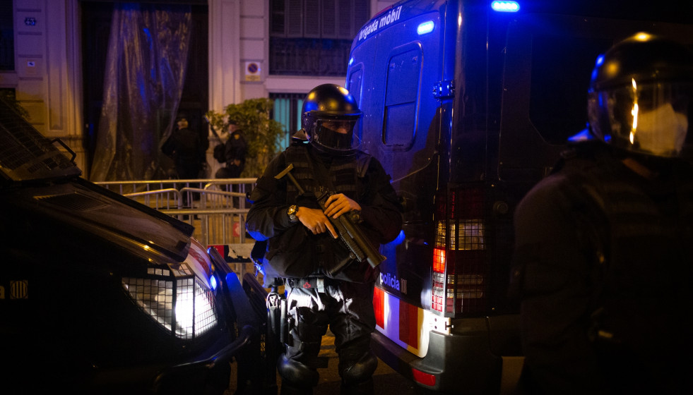 Un mosso vigila la protesta llevada a cabo por los CDR con motivo del tercer aniversario del 1-O, en Barcelona, Catalunya, (España), a 1 de octubre de 2020. En este aniversario, marcado por la recien
