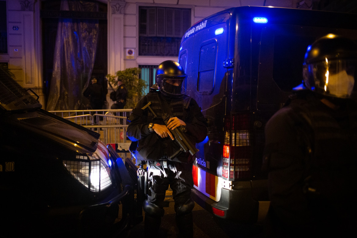 Un mosso vigila la protesta llevada a cabo por los CDR con motivo del tercer aniversario del 1-O, en Barcelona, Catalunya, (España), a 1 de octubre de 2020. En este aniversario, marcado por la recien