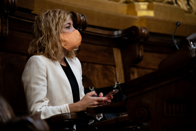 La concejal de ERC en el Ayuntamiento de Barcelona, Elisenda Alamany, durante un pleno ordinario del Consejo Municipal del Ayuntamiento de Barcelona dedicado al uso del superávit de 2019 para la crisis del COVID-19, en Barcelona, Catalunya (España), a 24