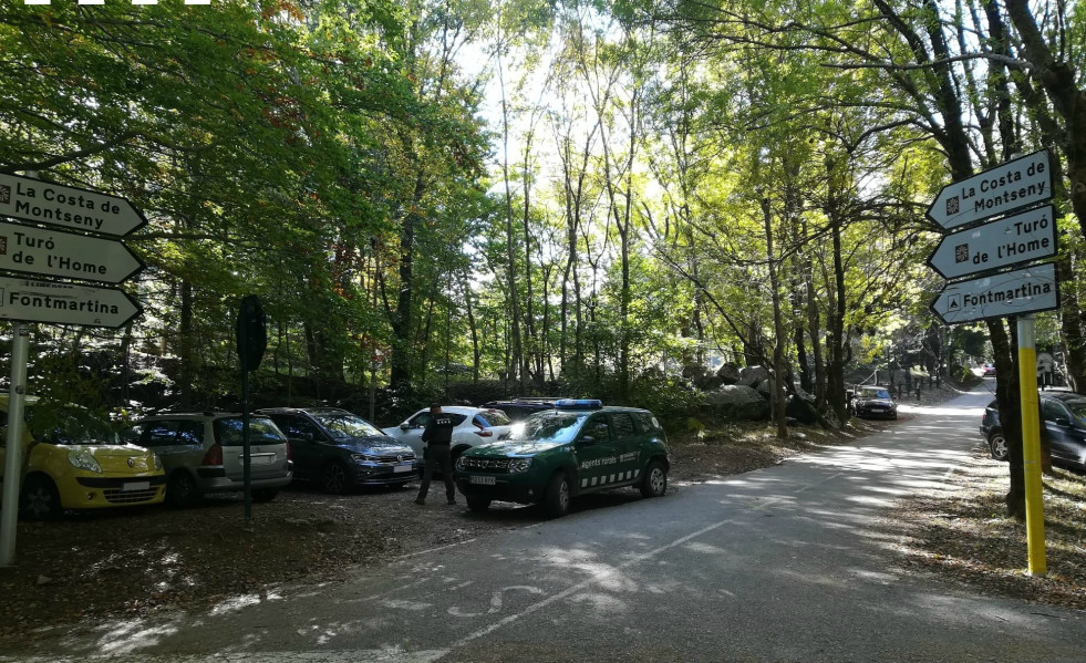 Decenas de coches aparcados en un bosque del Parque Natural del Montseny, que según el Consorcio Forestal de Catalunya ha sufrido una sobredimensionada afluencia de visitantes durante los últimos d�