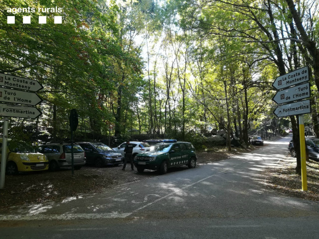 Decenas de coches aparcados en un bosque del Parque Natural del Montseny, que según el Consorcio Forestal de Catalunya ha sufrido una sobredimensionada afluencia de visitantes durante los últimos días de restricciones por el Covid-19.