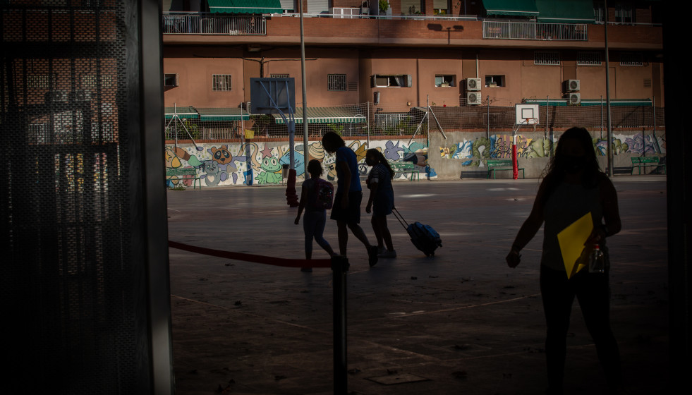 Padres y alumnos en el patio de un colegio durante el primer día del curso escolar 2020-2021 (Archivo)
