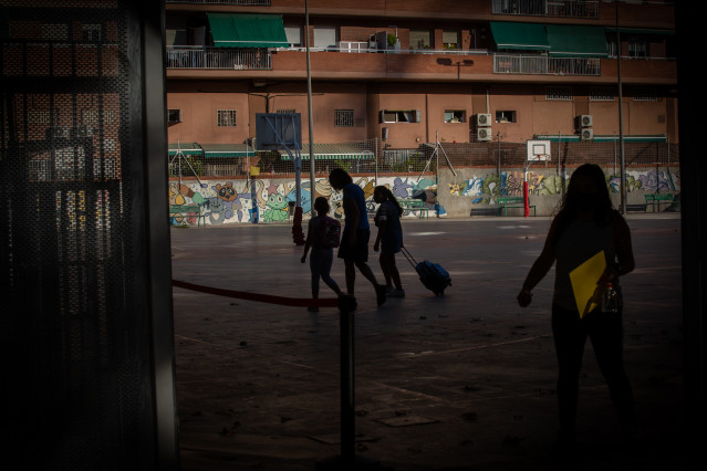 Padres y alumnos en el patio de un colegio durante el primer día del curso escolar 2020-2021 (Archivo)