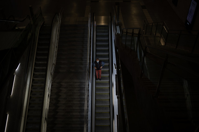 Un hombre baja por las escaleras del metro de Barcelona, en la primera mañana después del toque de queda en la ciudad, en Barcelona, Catalunya (España), a 26 de octubre de 2020.