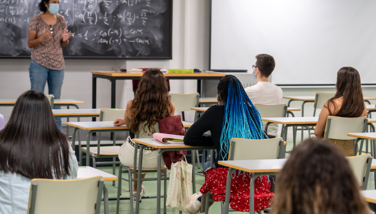 Alumnos del primer curso de la Escuela de Ingenieros de Sevilla en las aulas habilitadas donde se cumple todas las medidas por el Covid-19. Sevilla a 28  de septiembre 2020