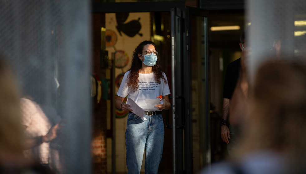 Una profesora con mascarilla a las puertas de un colegio durante el primer día del curso escolar 2020-2021, en Barcelona, Catalunya (España), a 14 de septiembre de 2020