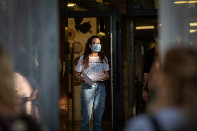 Una profesora con mascarilla a las puertas de un colegio durante el primer día del curso escolar 2020-2021, en Barcelona, Catalunya (España), a 14 de septiembre de 2020