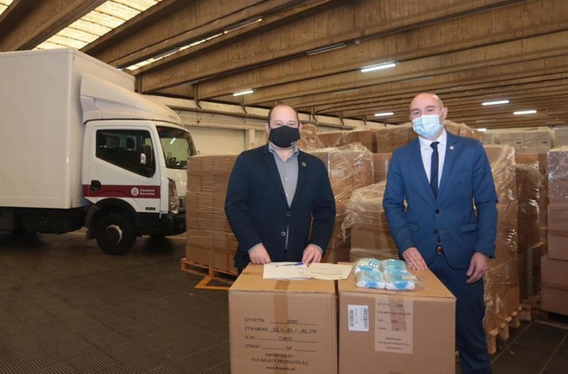 El diputado de Recursos Humanos, Hacienda y Servicios Internos de la Diputación de Barcelona, Carles Ruiz, ha recibido este martes por parte del subdelegado del Gobierno en Barcelona, Carlos Prieto, 