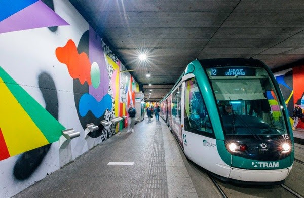 La parada de tranvía de Cornellà (Barcelona) se renueva con un mural de 1.635 metros cuadrados