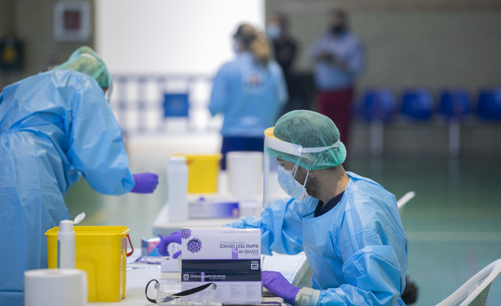 Sanitarios en un el cribado masivo de la detección del covid 19