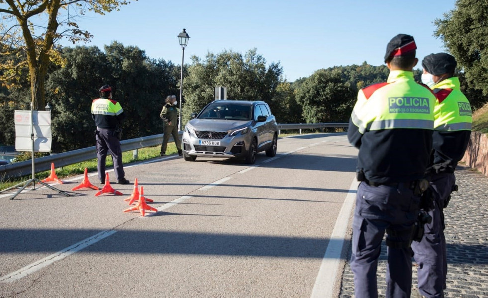 Mossos d'Esquadra controlan los accesos al parque natural del Montseny en Barcelona.