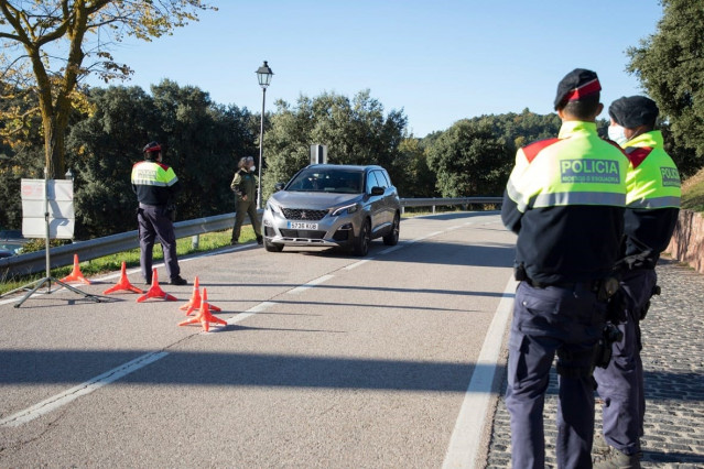 Mossos d'Esquadra controlan los accesos al parque natural del Montseny en Barcelona.