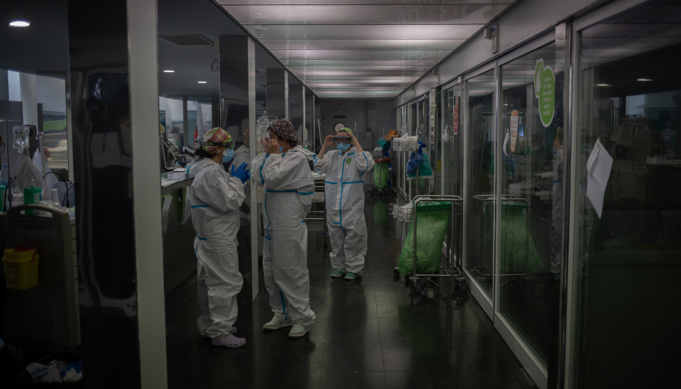 Varios sanitarios protegidos en una UCI