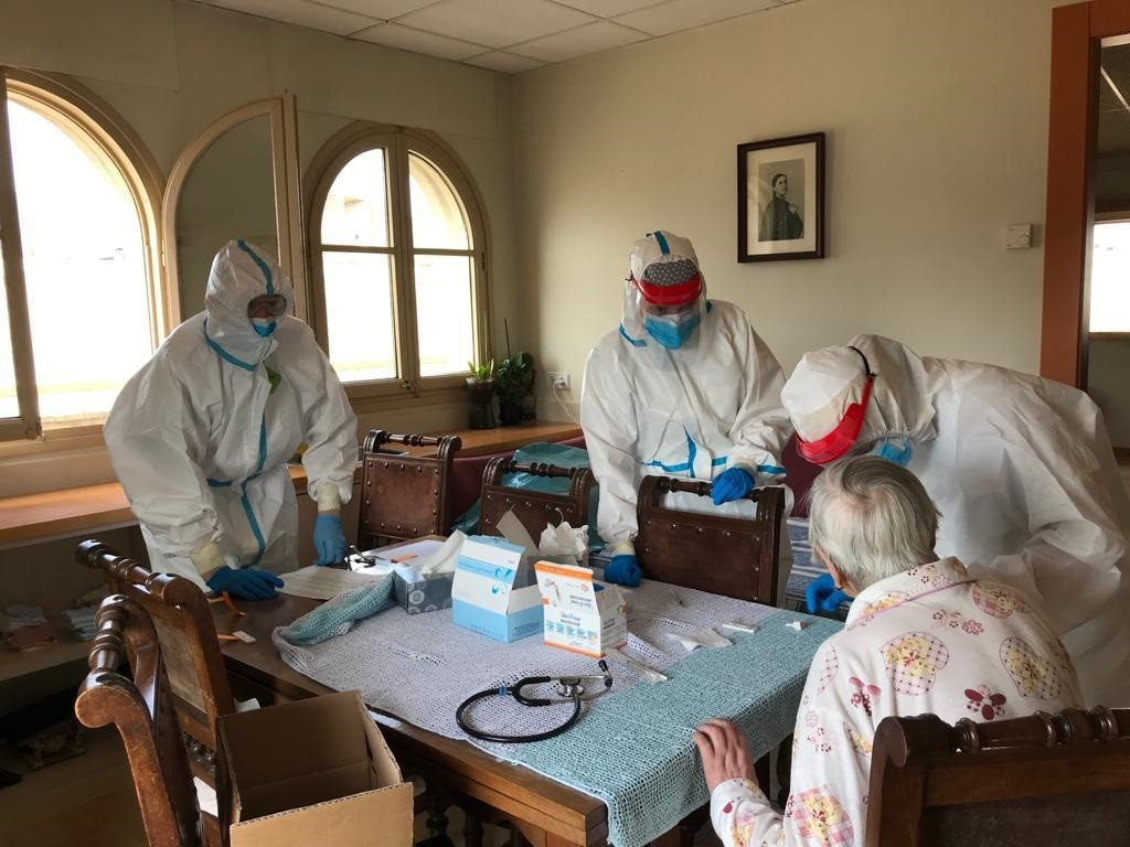 Profesionales de la atención primaria visitan usuarios de residencias de Girona