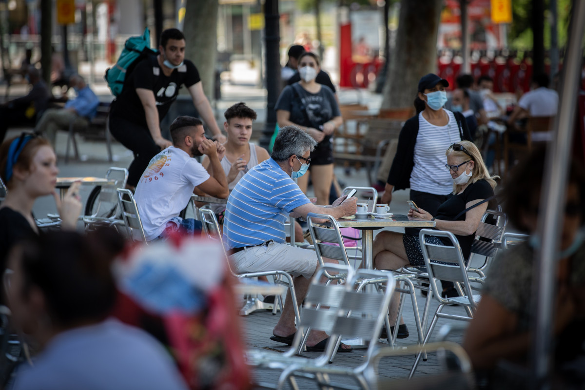 Varias personas disfrutan en la terraza de un bar durante el segundo día de la reapertura al público de las terrazas al aire libre de los establecimientos de hostelería y restauración limitándose al 50% de las mesas y garantizándose una distancia de 2 met