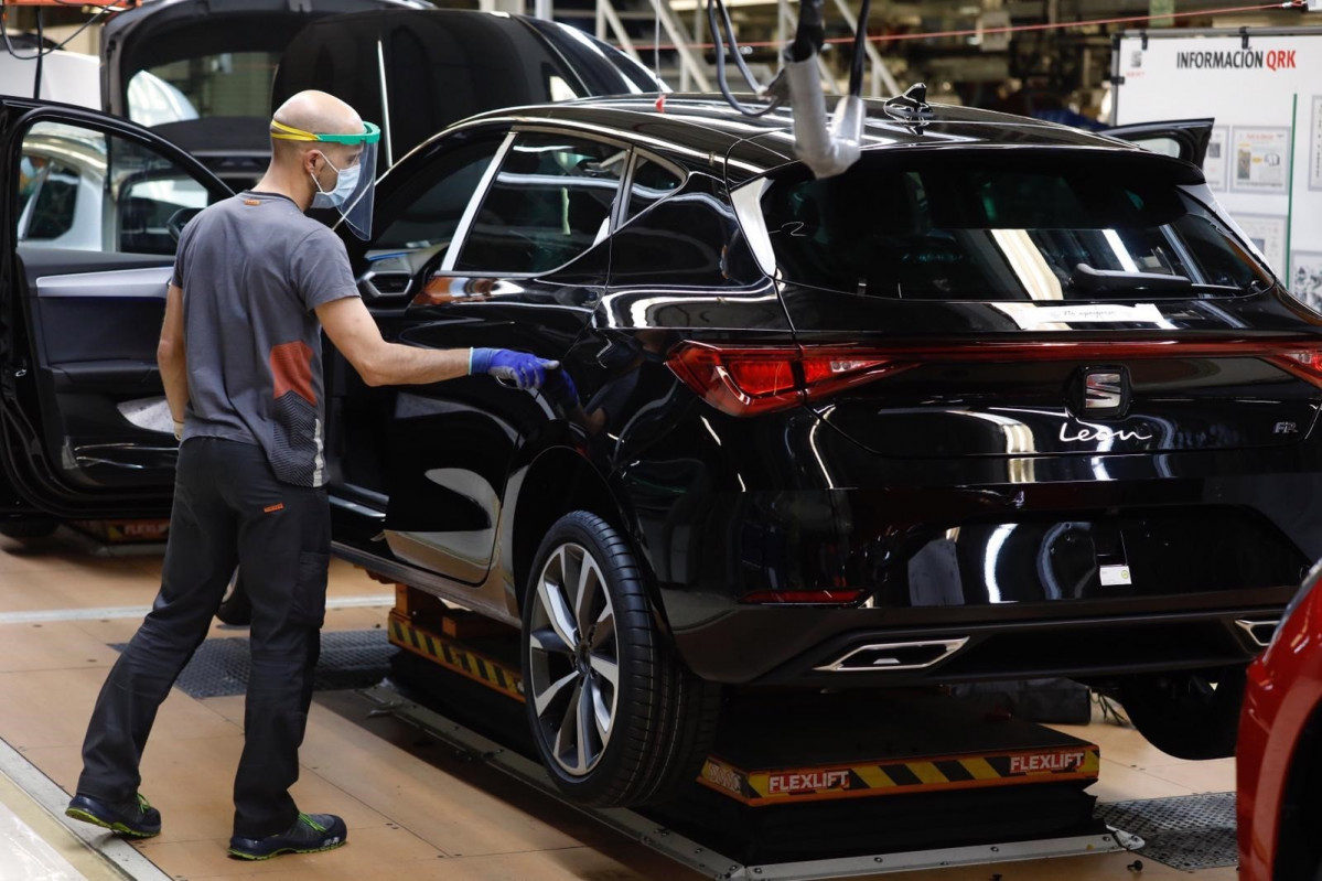 Un trabajador de la línea de producción del Seat León de la fábrica de Martorell (Barcelona) de Seat