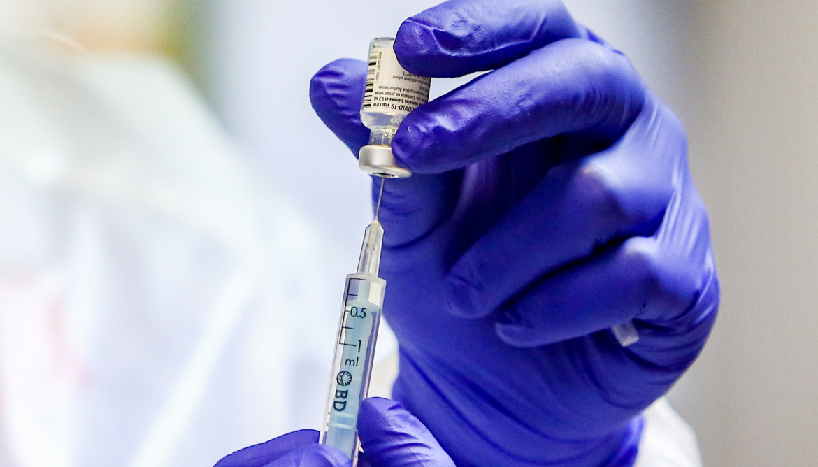 Un sanitario inyecta la vacuna durante el primer día de vacunación contra la Covid-19 en España, en la residencia de mayores Vallecas.
