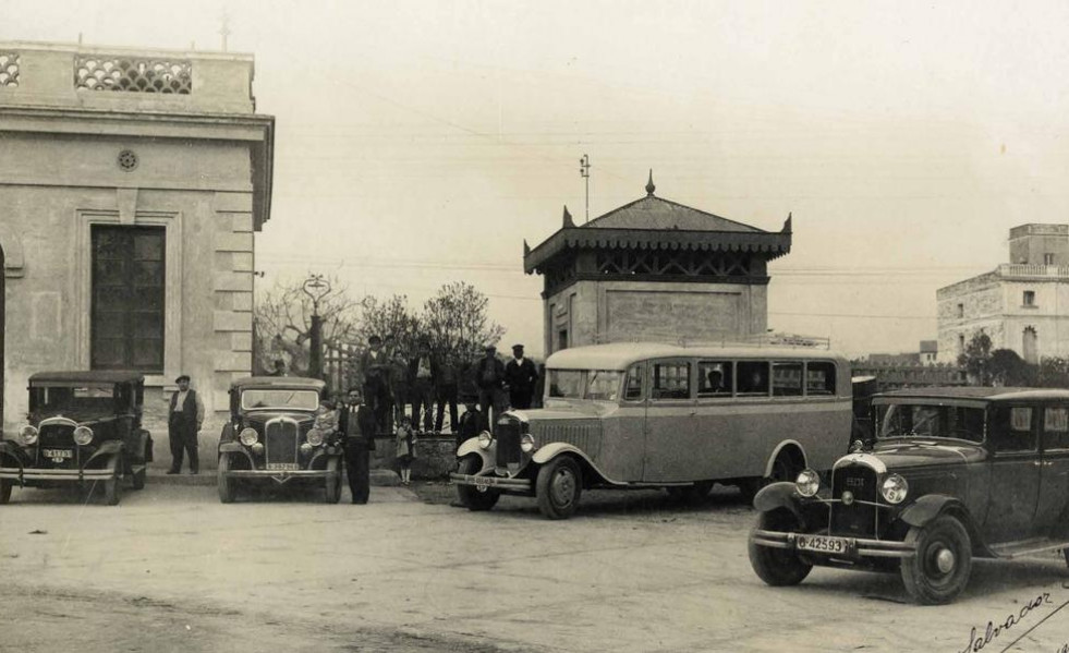 ParadadetaxisalE28099EstaciC3B3.1935ArxiuComarcaldelBaixLlobregat