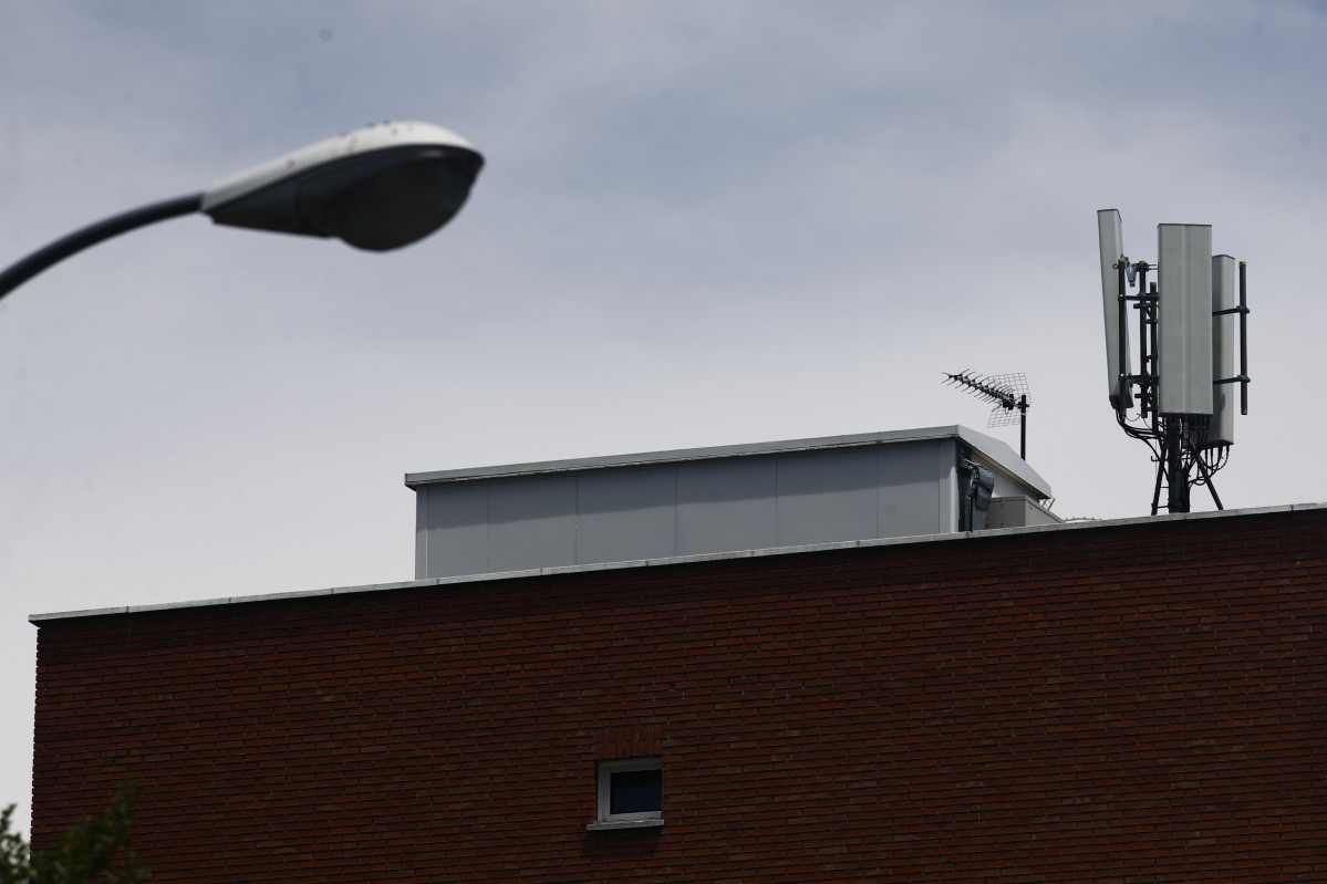 Imagen una antena de telefonía en el tejado de una casa