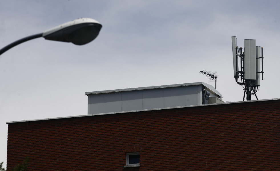 Imagen una antena de telefonía en el tejado de una casa