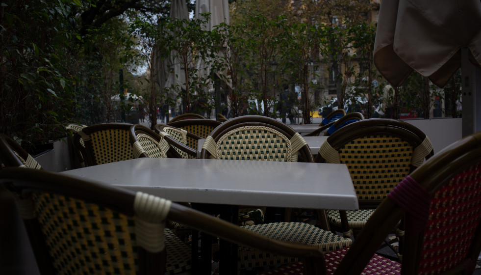 Sillas y mesas de la terraza de un bar cerrado durante el cuarto día de la entrada en vigor de las nuevas restricciones en Cataluña, en Barcelona, Cataluña (España) a 20 de octubre de 2020.