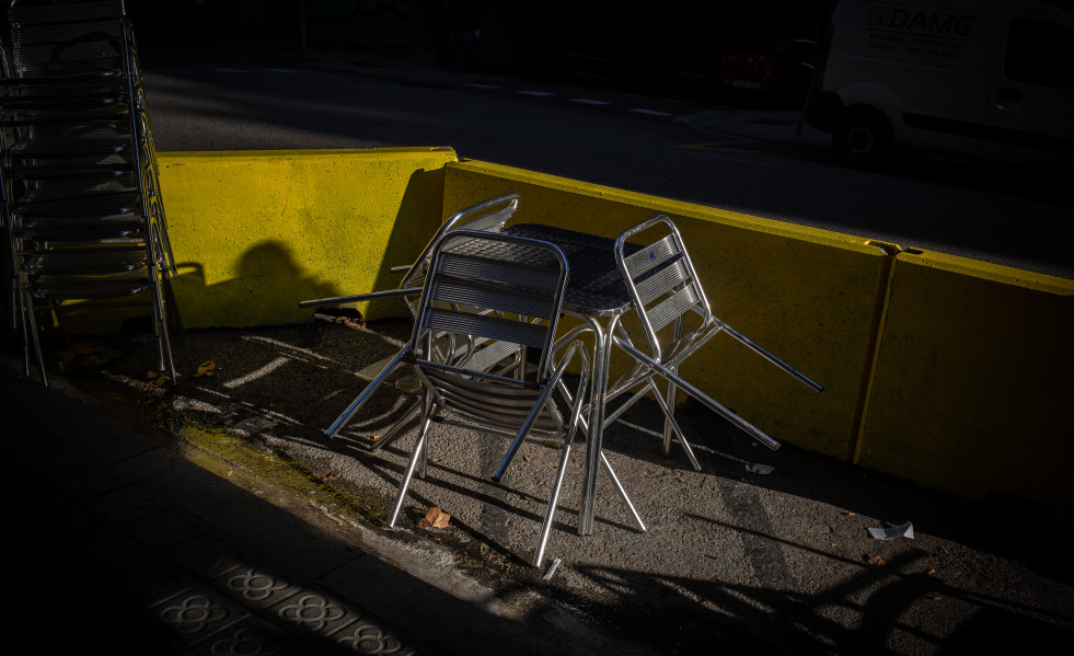 Sillas vacías en una terraza de una céntrica calle de Barcelona, Catalunya (España), a 21 de diciembre de 2020. Debido al incremento de la curva de la pandemia en Catalunya y ante 