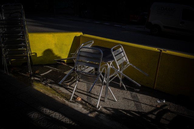 Sillas vacías en una terraza de una céntrica calle de Barcelona, Catalunya (España), a 21 de diciembre de 2020. Debido al incremento de la curva de la pandemia en Catalunya y ante 