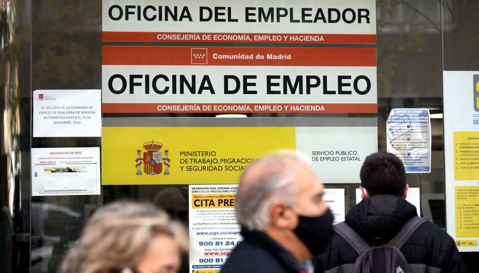 Personas en la puerta de una oficina de empleo, SEPE (antiguo INEM) horas después de conocer los datos del paro de noviembre, en Madrid (España), a 2 de diciembre de 2020.