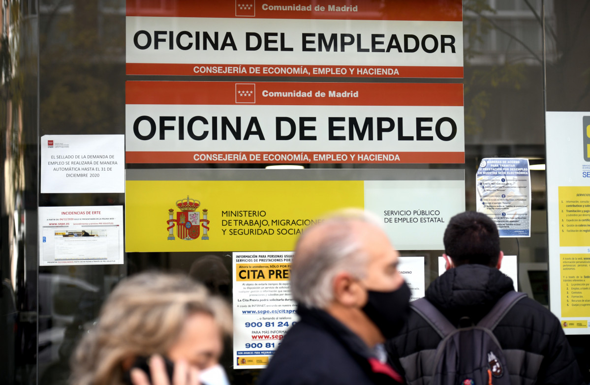 Personas en la puerta de una oficina de empleo, SEPE (antiguo INEM) horas después de conocer los datos del paro de noviembre, en Madrid (España), a 2 de diciembre de 2020.