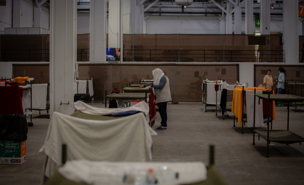 Varias personas en el interior de las instalaciones del albergue de Fira Barcelona, habilitado por la crisis de la pandemia del coronavirus para 225 personas sin techo desde el pasado 25 de marzo. En 