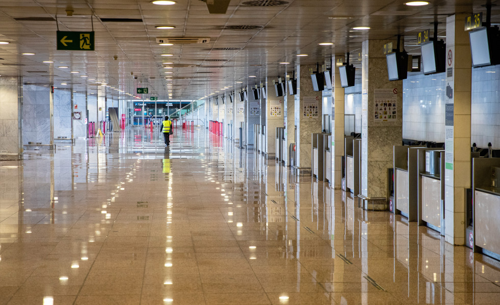 Instalaciones casi vacías del aeropuerto El Prat de Barcelona durante el sexto día de confinamiento tras la declaración del estado de alarma por la pandemia de coronavirus, en Barcelona / Cataluña