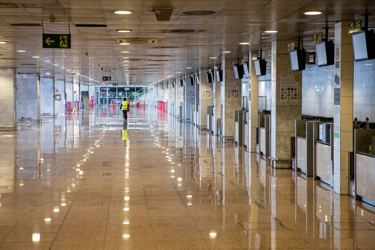 Instalaciones casi vacías del aeropuerto El Prat de Barcelona durante el sexto día de confinamiento tras la declaración del estado de alarma por la pandemia de coronavirus, en Barcelona / Cataluña (España), a 20 de marzo de 2020.