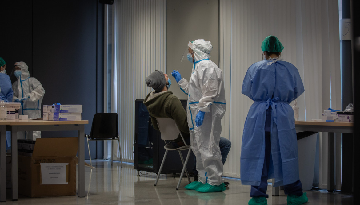 Un hombre recibe una prueba PCR (Archivo)