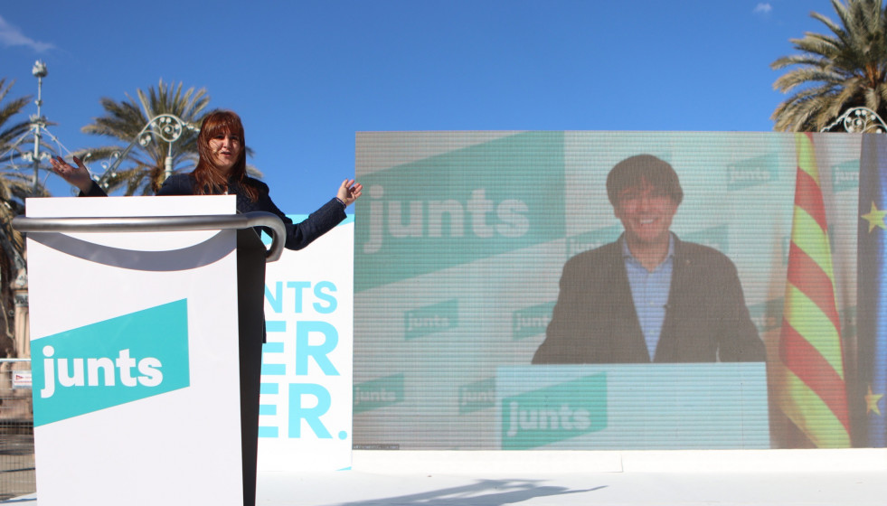 La candidata de Junts a las elecciones catalanas, Laura Borràs (i) y el también cabeza de lista de la formación y expresident de la Generalitat, Carles Puigdemont (d) durante un acto electoral de J