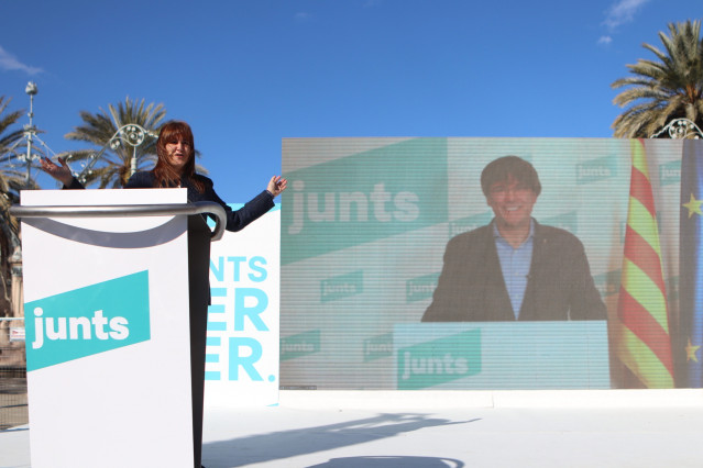 La candidata de Junts a las elecciones catalanas, Laura Borràs (i) y el también cabeza de lista de la formación y expresident de la Generalitat, Carles Puigdemont (d) durante un acto electoral de Junts per Cat (JxCat) en Barcelona, Catalunya (España), a 3