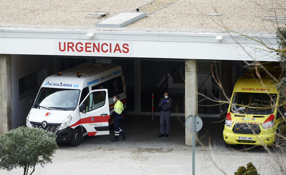 Ambulancias y personal sanitario en el Hospital Marqués de Valdecilla. Archivo