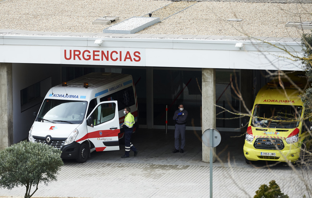 Ambulancias y personal sanitario en el Hospital Marqués de Valdecilla. Archivo