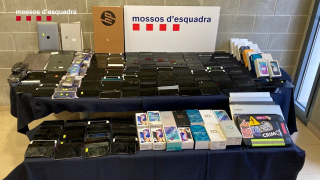 Dispositivos electrónicos robados y escondidos en Abrera (Barcelona)