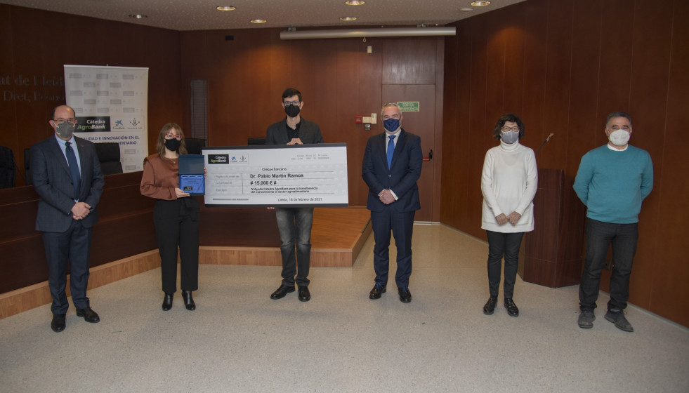 Irina Torres, ganadora a la mejor Tesis Doctoral de la Cátedra AgroBank, y Pablo Martín, ganador de la Convocatoria de ayudas para la transferencia del conocimiento al sector agroalimentario, en la 