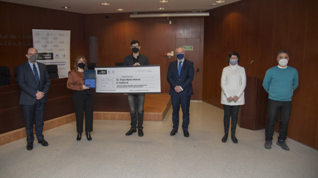 Irina Torres, ganadora a la mejor Tesis Doctoral de la Cátedra AgroBank, y Pablo Martín, ganador de la Convocatoria de ayudas para la transferencia del conocimiento al sector agroalimentario, en la recogida del premio