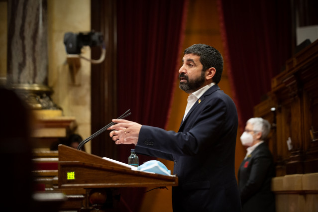 El conseller de Trabajo, Asuntos Sociales y Familias, Chakir el Homrani, interviene durante la Diputación Permanente del Parlament.