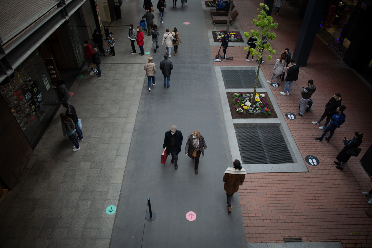 Varias personas realizan compras en el centro comercial La Maquinista, en Barcelona (España), a 14 de diciembre de 2020.