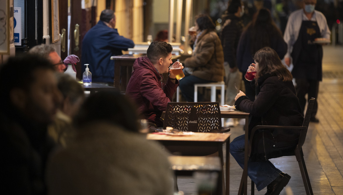 Varias personas en la terraza de un bar tras la apertura de bares y restaurantes de 20 a 22,30 horas con la flexibilización de restricciones de la Junta de Andalucía. En Sevilla (Andalucía, España