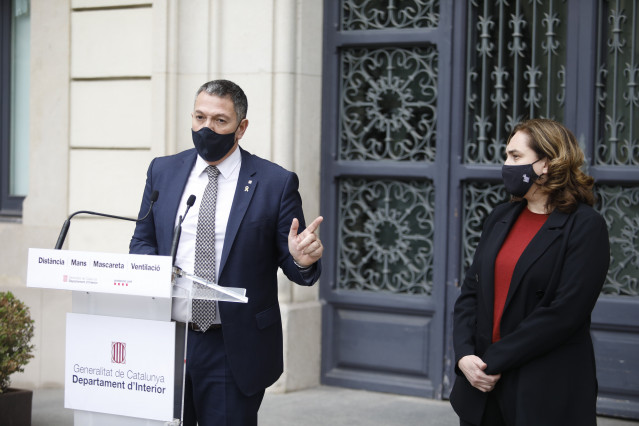 El conseller de Interior de la Generalitat, Miquel Sàmper, y la alcaldesa de Barcelona, Ada Colau, tras una reunión por los altercados en la ciudad por el encarcelamiento del rapero Pablo Hasel.