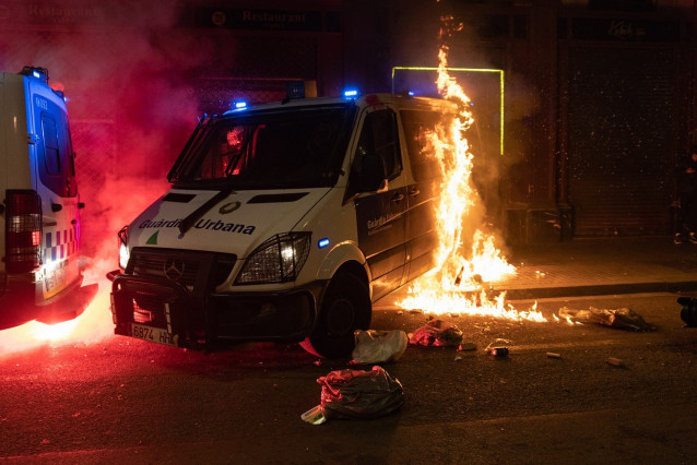 Queman una furgoneta de la Guardia Urbana de Barcelona durante la manifestación de Barcelona en apoyo a Pablo Hasel