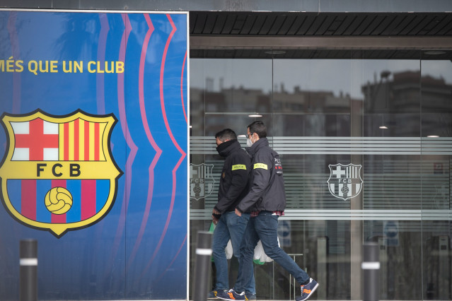 Dso personas entran por una de las puertas del Camp Nou, Barcelona, Catalunya (España), a 1 de marzo de 2021.