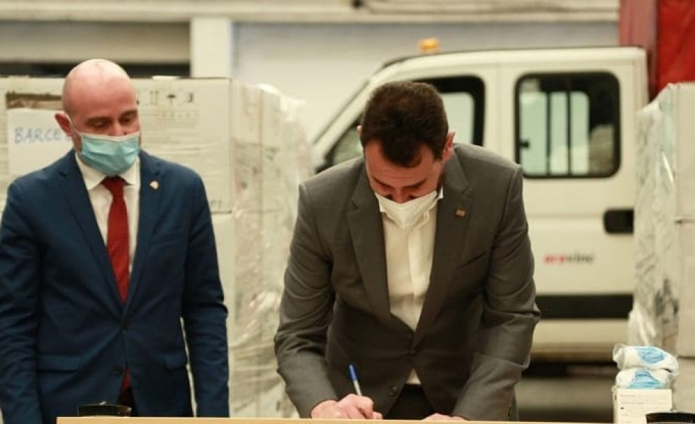 El diputado adjunto de Recursos Humanos de la Diputación de Barcelona, Rubén Guijarro, recibe una partida de mascarillas de protección por parte del subdelegado del Gobierno en Barcelona, Carlos Pr