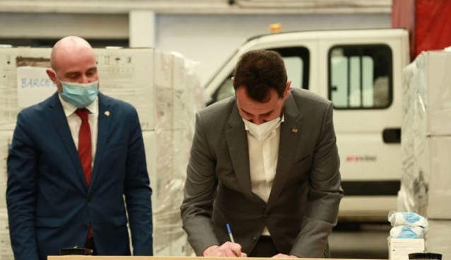 El diputado adjunto de Recursos Humanos de la Diputación de Barcelona, Rubén Guijarro, recibe una partida de mascarillas de protección por parte del subdelegado del Gobierno en Barcelona, Carlos Prieto.