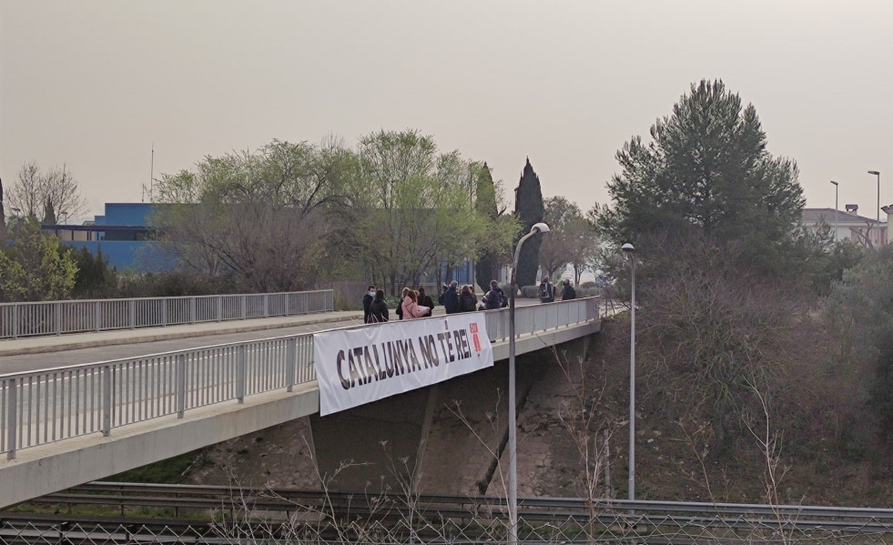 Una veintena de personas se concentran este viernes por la mañana en el puente de la Plaça 19 de Martorell (Barcelona) --que pasa por encima de la autopista AP-7-- para protestar por la visita del R