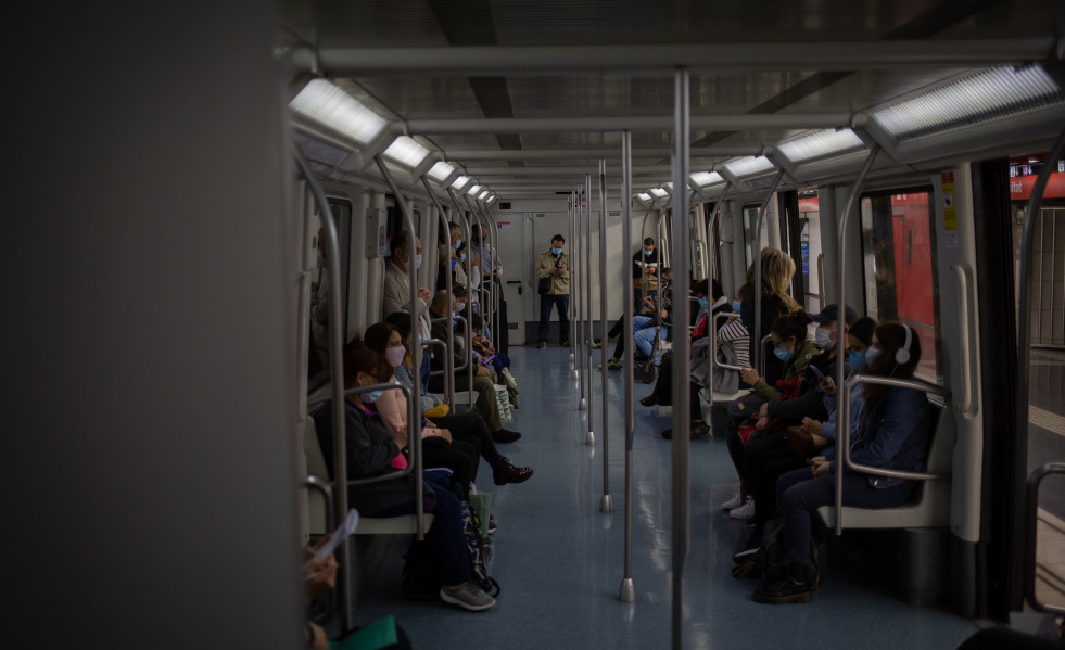 Archivo - Varias personas viajan en el metro de Barcelona, en la primera mañana después del toque de queda en la ciudad, en Barcelona, Catalunya (España), a 26 de octubre de 2020.